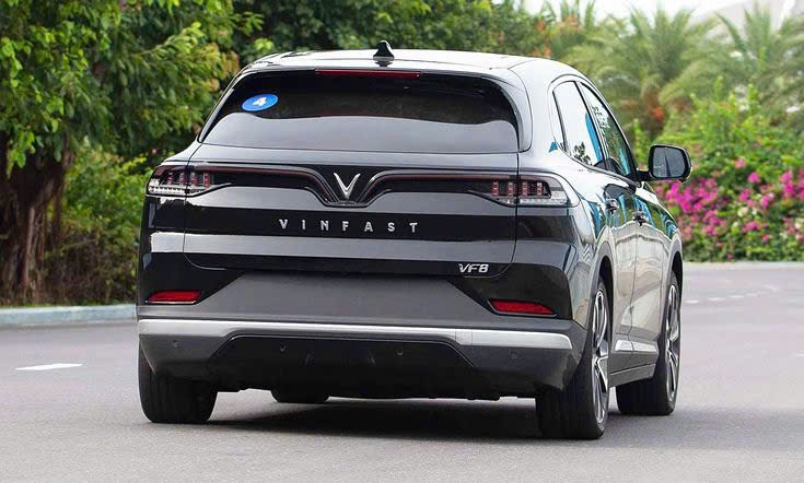 Xe điện VinFast trên đường
